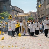 Tradycyjnej procesji z Najświętszym Sakramentem przewodniczył metropolita gdański.
