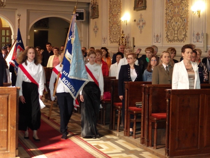 Uroczystości jubileuszowe czernickiej szkoły rozpoczęły się Mszą św. w parafialnym kościele.