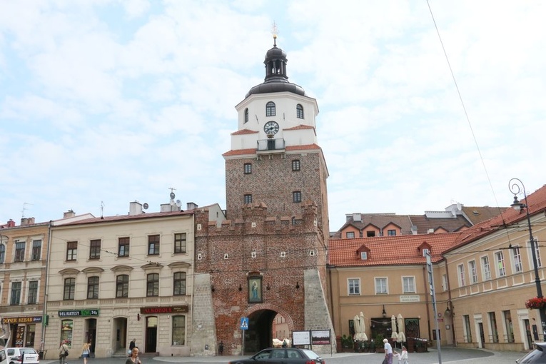 Obraz patrona miasta umieszczony jest w Bramie Krakowskiej.