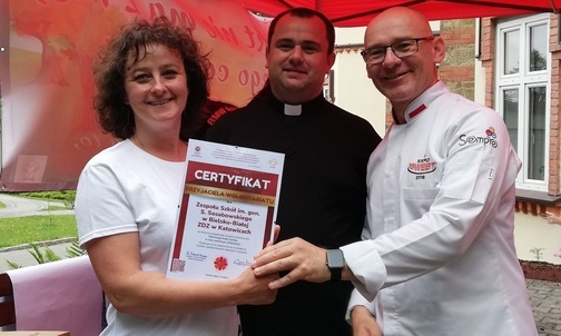Ks. Jerzy Kajzar wręczał opiekunom szkolnych kól Caritas certyfikaty Przyjaciela Wolontariatu.