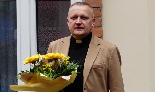 Solenizant ks. Robert Kurpios patronował świętowaniu szkolnych kół Caritas w Bielsku-Białej.