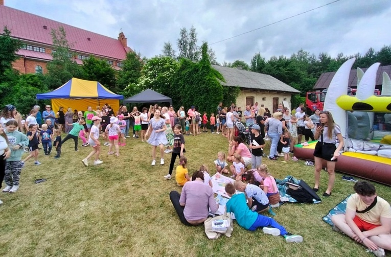 Wspólnotę budowały też tańce integracyjne i zabawa.