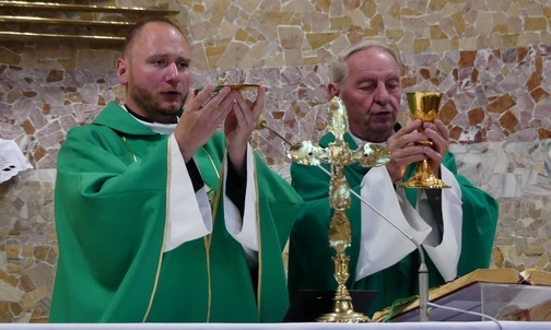 Ks. Dawid Szewczyk i ks. prałat Władysław Nowobilski podczas pielgrzymiej Mszy św. w kościele Przemienienia Pańskiego w Węgierskiej Górce.