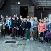 W zeszłym roku w takim składzie wyszła w góry na szlak Ekstremalnej Drogi Światła grupa wędowców z ks. Jerzym Łukowiczem - pierwszy z prawej.