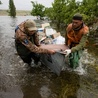 Dominikanie i wolontariusze z Fastowa dostarczają polską pomoc powodzianom w ostrzeliwanym przez Rosjan Chersoniu; z transportem przyjechał ambasador RP
