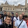Neoprezbiterzy z biskupem na pielgrzymce w Rzymie
