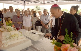 Rocznicowy tort, którym częstowali się uczestnicy uroczystości, pokroił bp Marek Solarczyk.