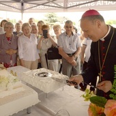 Rocznicowy tort, którym częstowali się uczestnicy uroczystości, pokroił bp Marek Solarczyk.