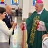 Bp K. Nitkiewcz wręcza świecę parze z Domowego Kościoła.