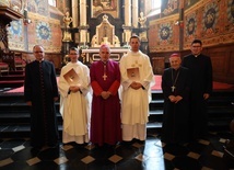 Nowi księża wraz z księżmi biskupami i przełożonymi seminaryjnymi.