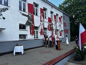 Poświęcenia muralu dokonał biskup Roman Marcinkowski.