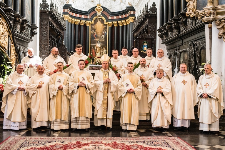 Nowi diakoni wraz z bp. Piotrem Przyborkiem, moderatorami GSD i kapłanami diecezjalnymi.