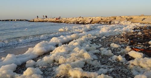 Włochy. Dziwna piana na plaży