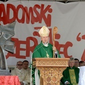 W czasie Mszy św. sprawowanych w rocznicę radomskiego protestu zawsze ustawiane są relikwie św. Kazimierza, patrona miasta i diecezji.