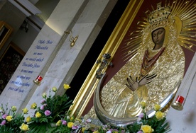 Korony na obraz poświęcił św. Jan Paweł II.