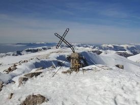 Włochy. Burza wokół krzyży na szczytach gór