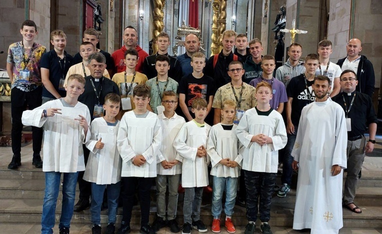 Zawodnicy z diecezji radomskiej z opiekunami w katedrze gnieźnieńskiej.