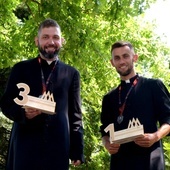 Ks. Wojciech Pawłowski (z prawej) i ks. Kamil Jan Kowalski z medalami i statuetkami.