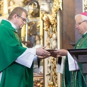 Bp Marek Mendyk wręczył symbolicznie kapłanowi klucz do kościoła.