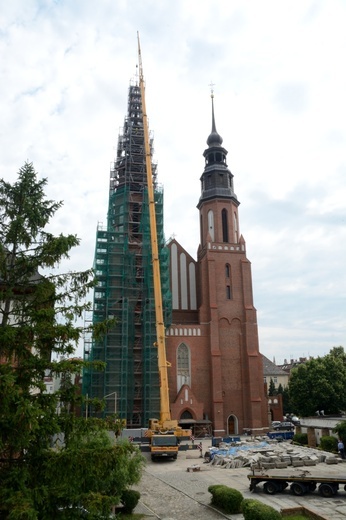 Mocowanie krzyża na wieży katedry opolskiej