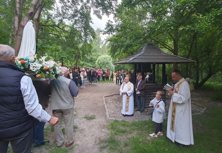 Z Matką Bożą i pustelnikiem przy studni