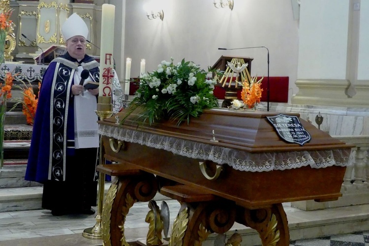 Bp Piotr Greger przewodniczył Mszy św. pogrzebowej śp. s. Teresy Biłyk.