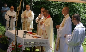 Księża sprawujący Mszę św. na szczycie Błatniej w ramach 11. Ewangelizacji w Beskidach.