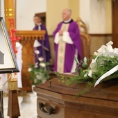 Ks. kanonik Jerzy Jęczmionka po raz ostatni w parafialnej świątyni, w której Msze św. sprawował przez 45 lat swej kapłańskiej posługi. 