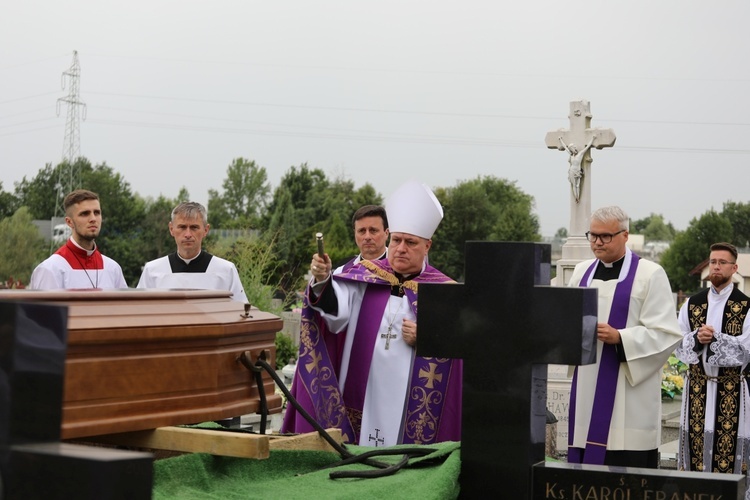 Bp Piotr Greger odprowadził trumnę z ciałem zmarłego na cmentarz.