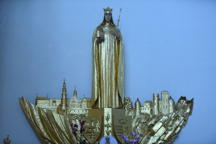 Figura św. Kingi w bocznym ołtarzu kościoła parafialnego.