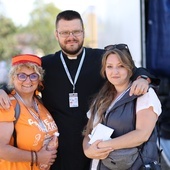 Ks. Rafał Woronowski i Magdalena Gorożankin (z prawej) z ŁPPM związani są od kilku lat. Dla wspólnoty pielgrzymów napisali wspólnie już kilka piosenek.
