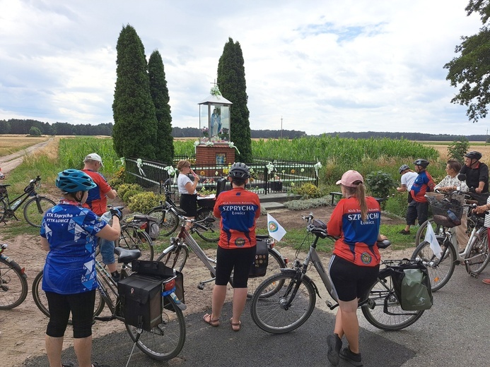 Podczas każdego rajdu cykliści odkrywają historię kilku obiektów.