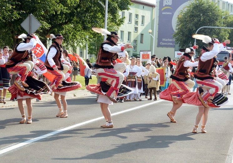 Brawurowy uliczny występ słowackiego zespołu "Magura" z Kieżmarku (słowacki Kežmarok).