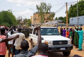 Kraje Afryki Zachodniej dały Nigrowi tydzień na powrót do rządów cywilnych 