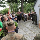 Delegacje złożyły wiązanki na grobie bp. Edwarda Materskiego.