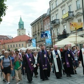 Pielgrzymów do granic miasta odprowadzali biskupi i wielu bliskich.