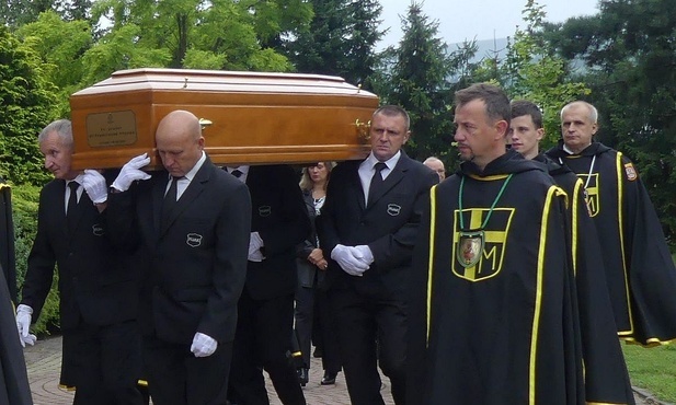 Podczas uroczystości pogrzebowych śp. ks. Franciszka Płonki na os. Karpackim.