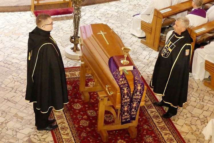 Podczas uroczystości pogrzebowych śp. ks. Franciszka Płonki na os. Karpackim.