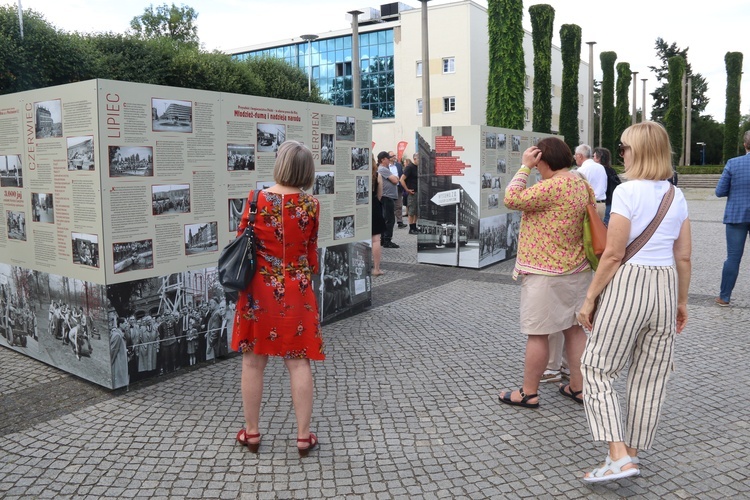 Wystawa o Wrocławiu sprzed 75 laty. Pełnym komunistycznych "sukcesów"