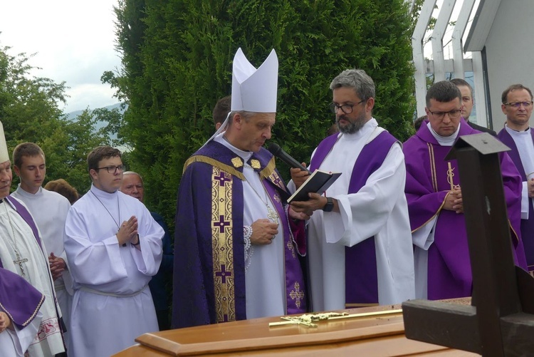 Ostatnie pożegnanie ks. prał. Franciszka Płonki w rodzinnym Zarzeczu