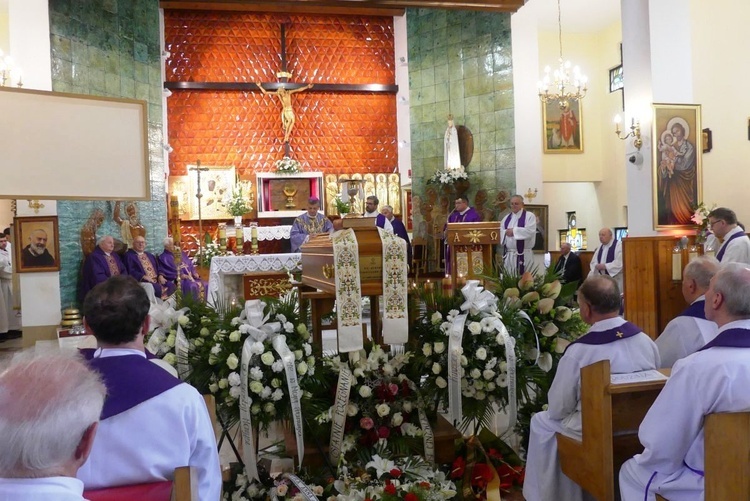 Ostatnie pożegnanie ks. prał. Franciszka Płonki w rodzinnym Zarzeczu