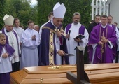 Ostatnie pożegnanie ks. prał. Franciszka Płonki w rodzinnym Zarzeczu