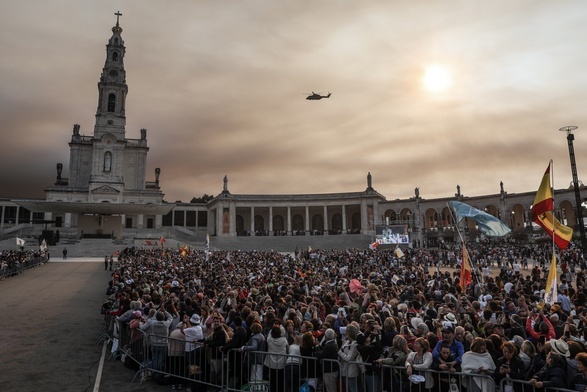 200 tysięcy osób na modlitwie z papieżem Franciszkiem w Fatimie