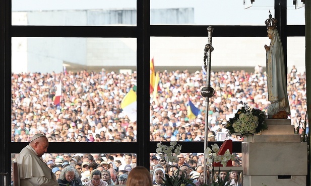 200 tysięcy osób odmówiło różaniec z papieżem Franciszkiem w Fatimie