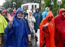 Mimo padającego bez przerwy deszczu, uśmiech nie schodził z twarzy zdecydowanej większości pielgrzymów, którzy rozpoczęli wędrówkę w Hałcnowie.