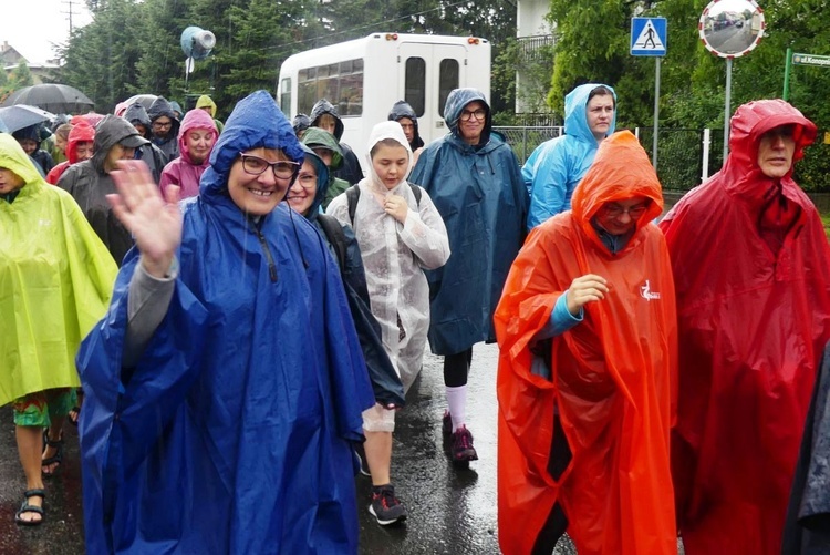 Mimo padającego bez przerwy deszczu, uśmiech nie schodził z twarzy zdecydowanej większości pielgrzymów, którzy rozpoczęli wędrówkę w Hałcnowie.