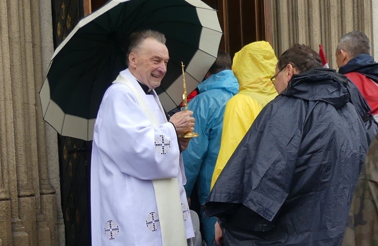 Ks. kan. Józef Jasek - na zdjęciu - i ks. Łukasz Brzeziecki, błogosławili pielgrzymów relikwiami św. abpa Józefa Bilczewskiego.