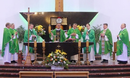 Księża przy ołtarzu podczas Mszy św. inaugurującej oświęcmskie pielgrzymownaie na Jasną Górę.