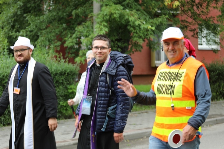 Ks. Piotr Rajda (w środku) z ks. Wojciechem Grzegorzkiem i Boleśławem Jonkiszem.