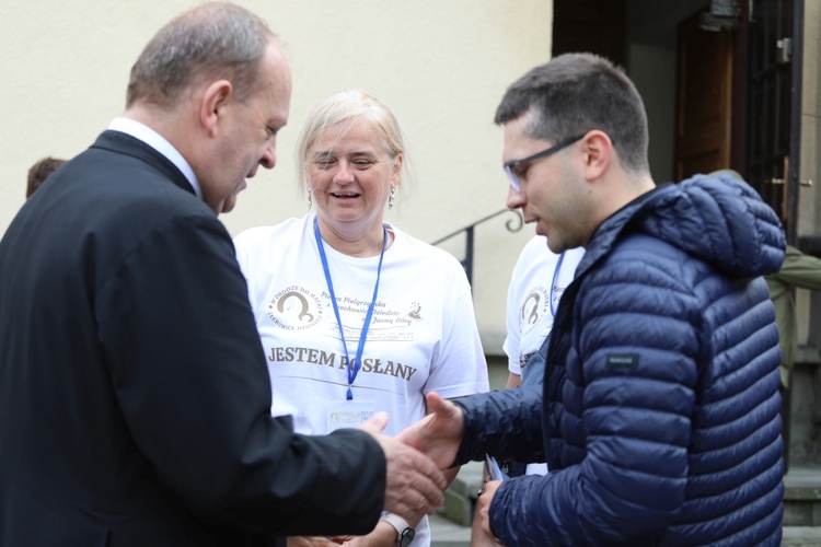 Proboszcz parafii NMP Królowej Polski ks. Marian Frelich i przewodnik pielgrzymów ks. Piotr Rajda, wikariusz tej parafii.